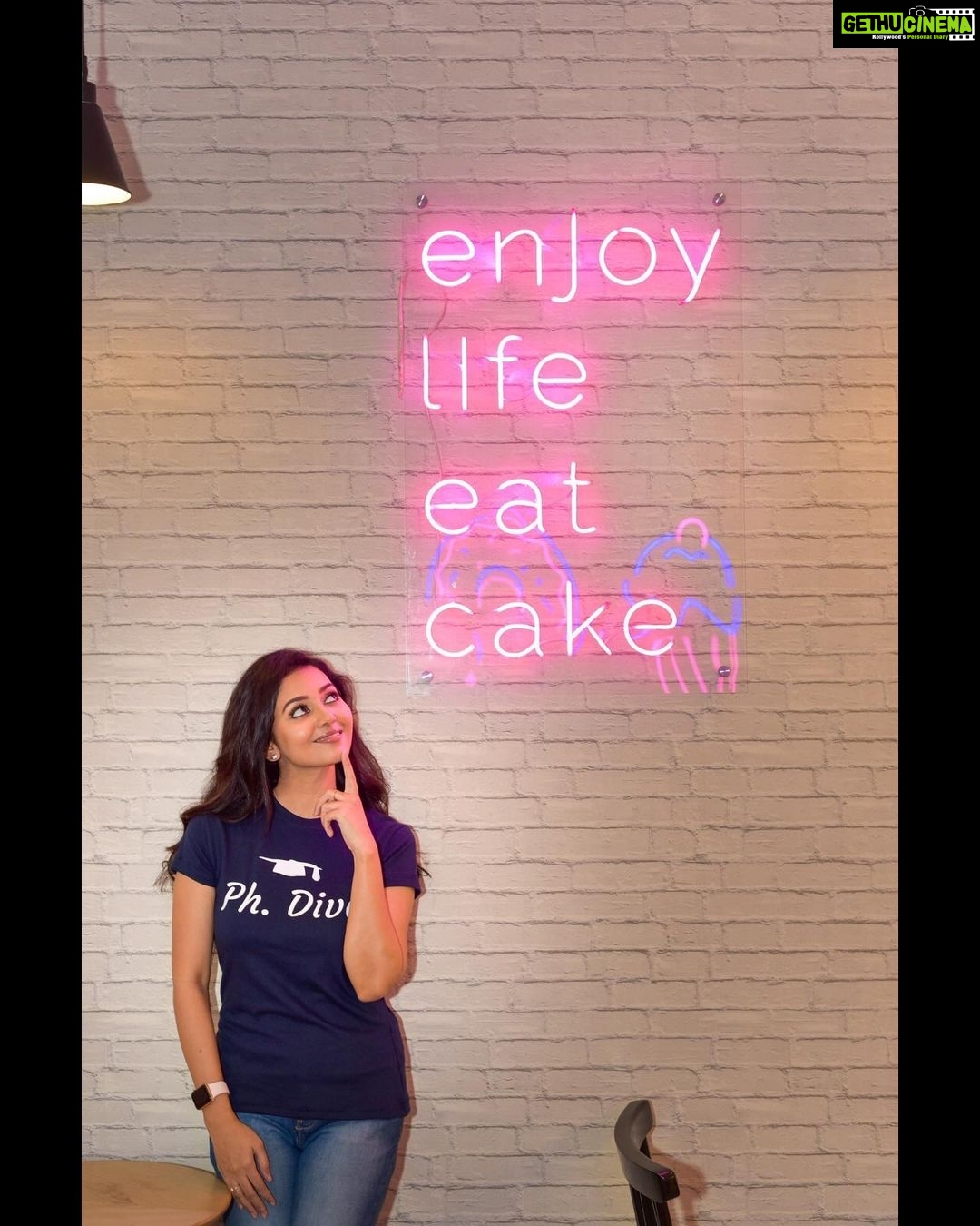 Vidya Pradeep Instagram - An emotional convocation ceremony and celebration: Holding a Doctorate degree in Stem cell biology (specialized in Ocular Stem cells) - An emotional journey of years of hard work, patience, perseverance and determination. I thank my Gurus, my Guide, Co-guide, Scientists, Clinicians and all who have guided and supported me throughout the journey in making my dream come true. I thank Sankara Nethralaya Eye hospital, Sastra University and all my dear friends and colleagues. Being an actor and a scientist simultaneously was extremely challenging, but at the end of the day, having a doctorate degree is worth all the pain, hard work, sacrifices and sleepless nights. While sharing these pics, i would like to inform my friends and well wishers that i have been offered a post-doc Scientist position in the US and will be moving next year. Seeking all your blessings and wishes as always. I'm forever grateful for all your love and support🙏 #vidyapradeep