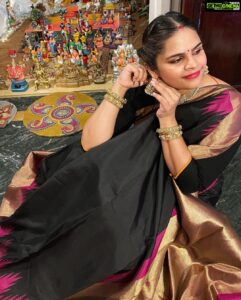 Vidyulekha Raman Instagram - Forever in love with Kancheevaram Pattu 🖤💗✨ My look for Navarathri Golu 

#Navarathri #Navarathrigolu #silksarees