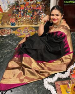Vidyulekha Raman Instagram - Forever in love with Kancheevaram Pattu 🖤💗✨ My look for Navarathri Golu 

#Navarathri #Navarathrigolu #silksarees