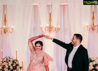 Vidyulekha Raman Instagram - Finally Mr&Mrs 💞 And with that I wrap up the #SaViWedding series! Love you 10,000 @lowcarb.india 💖🧿 💐Reception Look 💐 #SaViWedding Make up - @artistrybyolivia Hairstyle - @jothi_makeover @jayashree_hairstylist Shot by - @weddings.aaronobed Mehendi - @aravinth_mehendi_makeup Nails - @nails_by__g3