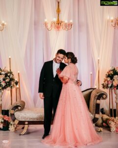 Vidyulekha Raman Instagram - Finally Mr&Mrs 💞 
And with that I wrap up the #SaViWedding series! 
Love you 10,000 @lowcarb.india 💖🧿

💐Reception Look 💐

#SaViWedding 

Make up - @artistrybyolivia 
Hairstyle - @jothi_makeover @jayashree_hairstylist 
Shot by - @weddings.aaronobed 
Mehendi - @aravinth_mehendi_makeup 
Nails - @nails_by__g3