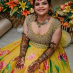 Vidyulekha Raman Instagram - Can’t relate to brides who put 5 dots on their hand and call it a day. Mehendi addict, right here! 💁🏻‍♀️Please put till my neck if possible! 😅😂😬 My pre-Mehendi & Mehendi party look I was Mehendi Alice in Wonderland 🐰🌻 Thank you @bharat.lawman @paddyraman @gitanjaliselvaraghavan 💞 And check out this INSANE level of detailing and customisation by @aravinth_mehendi_makeup 💯 🤎 Zoom to check out my not so conventional Mehendi designs! He incorporated personal elements between me & @lowcarb.india #SaViWedding Make up - @artistrybyolivia Hairstyle - @jayashree_hairstylist Lehenga - @mrunalinirao Shot by - @weddings.aaronobed Mehendi - @aravinth_mehendi_makeup Nails - @nails_by__g3 Hand painted Shoes - @zubiya_com
