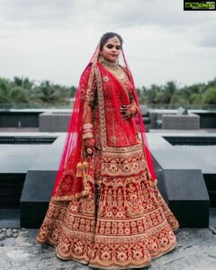 Vidyulekha Raman Instagram - Maharani mode on 👑👸🏽

#SaViWedding 

Make up - @artistrybyolivia 
Hairstyle - @jayashree_hairstylist 
Outfit - @taruntahiliani 
Shot by - @weddings.aaronobed 
Mehendi - @aravinth_mehendi_makeup 
Nails - @nails_by__g3