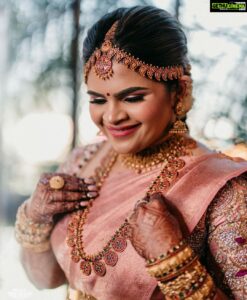 Vidyulekha Raman Instagram - Oonjal Time 💖🌸 

#SaViWedding 

Make up - @deepika.nathan 
Hairstyle - @crown__artistry 
Saree - @aavaranaa 
Blouse - @archana.karthick 
Saree drape - @thesareedrapistchennai
Jewellery -  @new_ideas_fashions 
Mehendi - @aravinth_mehendi_makeup
Photography - @weddings.aaronobed