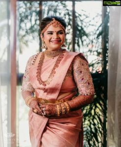Vidyulekha Raman Instagram - Oonjal Time 💖🌸 

#SaViWedding 

Make up - @deepika.nathan 
Hairstyle - @crown__artistry 
Saree - @aavaranaa 
Blouse - @archana.karthick 
Saree drape - @thesareedrapistchennai
Jewellery -  @new_ideas_fashions 
Mehendi - @aravinth_mehendi_makeup
Photography - @weddings.aaronobed