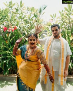 Vidyulekha Raman Instagram - Maami & Maama mode on 💙💛 #SaViWedding Make up - @deepika.nathan Hairstyle - @crown__artistry 9 yards Madisaru - @hamsa_handloom Blouse - @archana.karthick Saree drape - @thesareedrapistchennai Jewellery - @new_ideas_fashions Mehendi - @aravinth_mehendi_makeup Nails - @nails_by__g3 Photography - @weddings.aaronobed