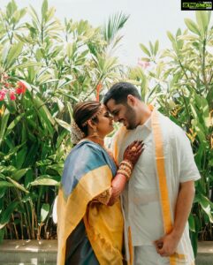 Vidyulekha Raman Instagram - Maami & Maama mode on 💙💛

#SaViWedding 

Make up - @deepika.nathan 
Hairstyle - @crown__artistry 
9 yards Madisaru - @hamsa_handloom 
Blouse - @archana.karthick 
Saree drape - @thesareedrapistchennai
Jewellery -  @new_ideas_fashions 
Mehendi - @aravinth_mehendi_makeup
Nails - @nails_by__g3
Photography - @weddings.aaronobed