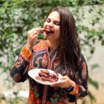 Vidyulekha Raman Instagram - Chicken wings all day, every day ! 🐔 Love me some pre- marinated chicken wings from @tendercutssocial ! Did you know this underrated cut of chicken is a great source of protein, vitamin B6, collagen and minerals? It also helps boost immunity, aids with weight loss and elevates your mood! Photo & yummy wings - @lowcarb.india 💕