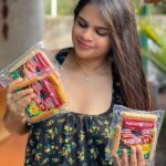 Vidyulekha Raman Instagram - Have you ever heard of Indian flavoured sausages?? 🌭 I’m so stoked about these new and innovative Indian flavours from @tendercutssocial ! You have some interesting options - Chicken Tikka, Butter Chicken, Chettinad Chicken, Chicken Vindaloo, Kadai Chicken & Chicken Xacuti! Grab yours now on the TenderCuts App! And if you become an Elite Member you get unlimited free delivery and exclusive benefits ✨