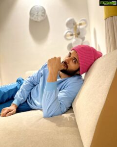 Vijay Deverakonda Instagram - A couch, a pink beanie, a ring of love and your man!