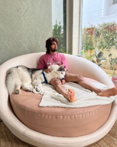 Vijay Deverakonda Instagram - Apparently it's another wave Storm.

Shoots cancelled. Back to us just chilling at home..