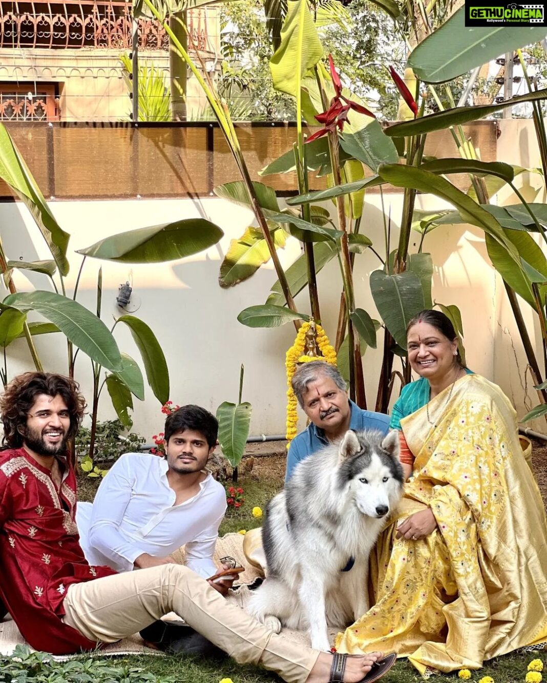 Vijay Deverakonda Instagram - My loves, Happy Happy Happy Sankranthiiiii 🤗🤍