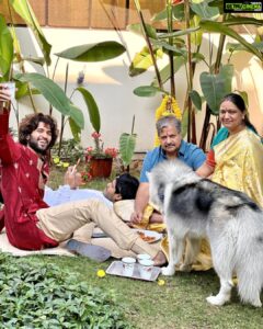 Vijay Deverakonda Instagram - My loves,
Happy Happy Happy
Sankranthiiiii 🤗🤍