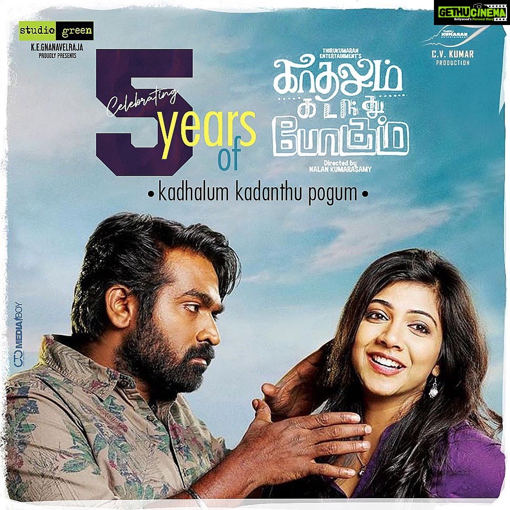 Vijay Sethupathi Instagram - #KadhalumKadanthuPogum ♥️ Thanks to dir #NalanKumarasamy ☺️ @madonnasebastianofficial @icvkumar @musicsanthosh @dineshkrishnandop @studiogreen_official @KiranArt @thondankani @rameshthilak #5yearsofkadhalumkadanthupogum #5yearsofkakapo
