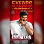 Vijay Sethupathi Instagram – #Sethupathi ☺️

#SUArunKumar @ramyanambessan @dineshkrishnandop @nivas.prasanna @VANSANMOVIES @linga_offcl @thinkmusicindia 

#5YrsOfSuperHitSethupathi