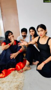 Vijayalakshmi Instagram - Sikitanda adima 😂
@dir_thiru @kanithiru10 @niranjani_ahathian 
#tamilreels #instareels