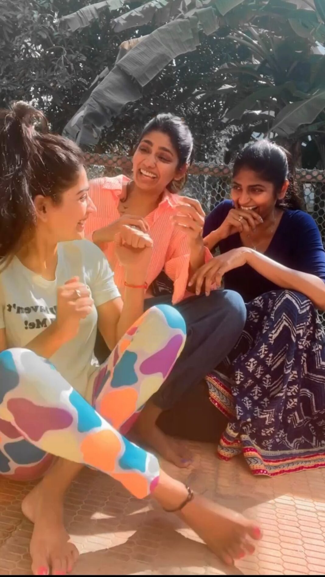 Vijayalakshmi Instagram - Aama oru kodiiii ppuuu 🤭 @kanithiru10 @niranjani_ahathian #instareels #tamilreels #sisters