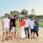 Vijayalakshmi Instagram - Send off party for VG! Where am I going.. keep guessing😋 #friendslikefamily #staycation #beachparty @bharath.raju @yeshwanthvakati @feroz_roz @shruthi.karthik @karthik26581 @harikrishna_log @gayattrimanohar