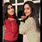 Vimala Raman Instagram - Some “title” giving 👯‍♀️ in between shoot with the cutest of the cuties Sarassss mmm😍😘 @sarasmenon 👯‍♀️❤️🎬🎥 . . . #trendingreels #trending #title #meghantrainor #dance #gowiththeflow #timepass #uk #ukdiaries #dancereels #reelsinstagram #reelitfeelit #actor #vimalaraman #lifeisbeautiful