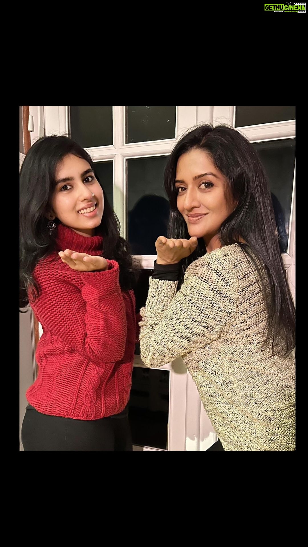 Vimala Raman Instagram - Some βtitleβ giving π―ββοΈ in between shoot with the cutest of the cuties Sarassss mmmππ @sarasmenon π―ββοΈβ€οΈπ¬π₯ . . . #trendingreels #trending #title #meghantrainor #dance #gowiththeflow #timepass #uk #ukdiaries #dancereels #reelsinstagram #reelitfeelit #actor #vimalaraman #lifeisbeautiful