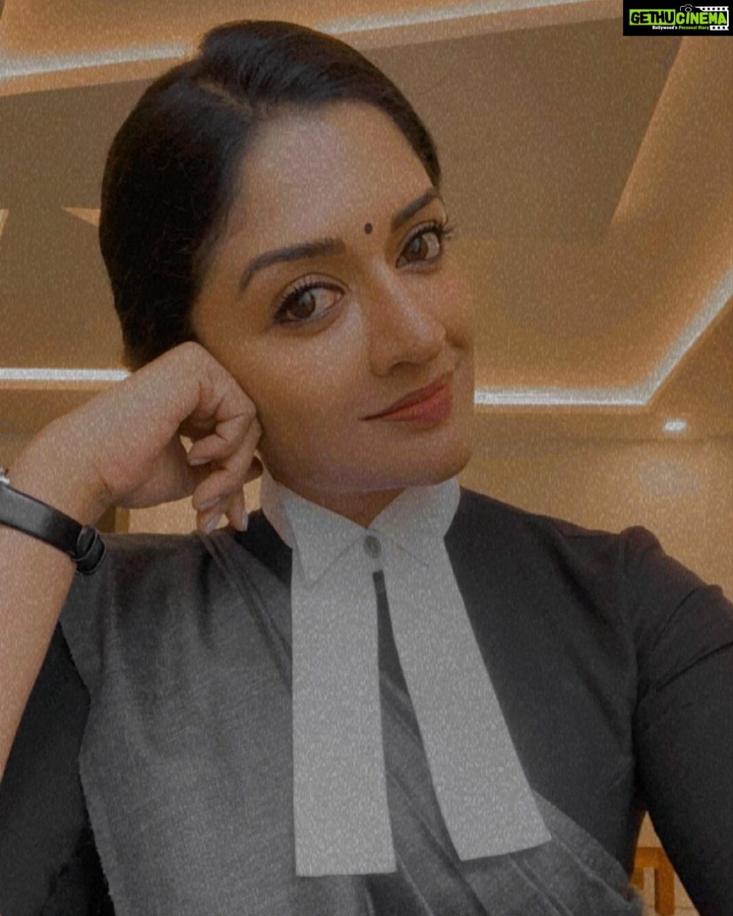 Vimala Raman Instagram - Does anyone need a lawyer ? 😎 And it’s now time to be one👩🏻‍⚖️ 🎥🎬 #makeupartist @narasimhamakeupartist #newmovie #nextproject #tamil #lawyer #keepitreal #shoot #shootlife #lovemyjob #actor #vimalaraman #lifeisgood