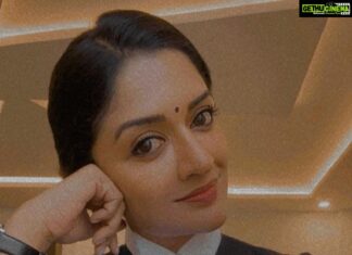Vimala Raman Instagram - Does anyone need a lawyer ? 😎 And it’s now time to be one👩🏻‍⚖️ 🎥🎬 #makeupartist @narasimhamakeupartist #newmovie #nextproject #tamil #lawyer #keepitreal #shoot #shootlife #lovemyjob #actor #vimalaraman #lifeisgood