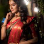 Vimala Raman Instagram – It’s always magic with this bunch of talent ❤️🙏🏻😘 love u guys and thankuuuu 

#photographer @camerasenthil 
#makeupartist @makeupibrahim 
#hairstylist @vijayaraghavan_hairstylist3133 
#styling @labelswarupa 
#outfit @hastavem 
#accessories @fineshinejewels 
#organisation @rrajeshananda 
.
.
#shoot #latest #photoshoot #traditional #saree #sareelove #vintagestyle #nightshoot #shootlife #fashion #instagood #pictureoftheday #actor #vimalaraman #lifeisbeautiful