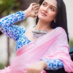 Vimala Raman Instagram – ‘Always look on the Pink side of life’💖

Thanking my darlings for this u guys rockk ❤️😘🙏🏻 
#photographer @camerasenthil 
#makeupartist @makeupibrahim 
#hairstylist @vijayaraghavan_hairstylist3133 
#styling @labelswarupa 
#saree @hastavem 
#jewellery @pradejewels 
#assistance @yasinhairstylist 
Shoot #organised by @rrajeshananda 
.
.
.
#latest #photoshoot #newpost #shoot #latesttrends #pink #pinksaree #saree #blouse #fashion #instamood #picoftheday #actress #actor #actorslife #lockdown #vimalaraman