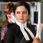 Vimala Raman Instagram – Miiii Lorddddd … it’s hot!👩🏻‍⚖️

#photographer @abhi_truevision 
#makeupartist @narasimhamakeupartist 

#shooting #shootlife #lawyer #incharacter #tamil #tamilmovie #lovemyjob #toohot #notwithoutmyfan #actor #vimalaraman #lifeisbeautiful