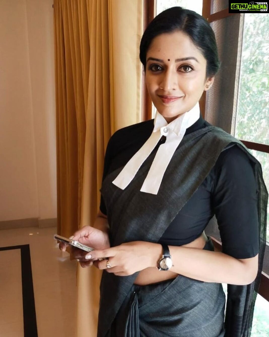 Vimala Raman Instagram - Does anyone need a lawyer ? 😎 And it’s now time to be one👩🏻‍⚖️ 🎥🎬 #makeupartist @narasimhamakeupartist #newmovie #nextproject #tamil #lawyer #keepitreal #shoot #shootlife #lovemyjob #actor #vimalaraman #lifeisgood