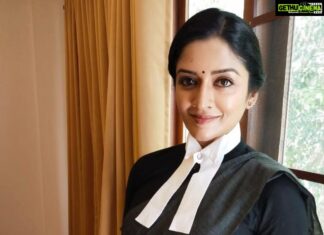 Vimala Raman Instagram - Does anyone need a lawyer ? 😎 And it’s now time to be one👩🏻‍⚖️ 🎥🎬 #makeupartist @narasimhamakeupartist #newmovie #nextproject #tamil #lawyer #keepitreal #shoot #shootlife #lovemyjob #actor #vimalaraman #lifeisgood