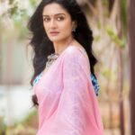 Vimala Raman Instagram - ‘Always look on the Pink side of life’💖 Thanking my darlings for this u guys rockk ❤️😘🙏🏻 #photographer @camerasenthil #makeupartist @makeupibrahim #hairstylist @vijayaraghavan_hairstylist3133 #styling @labelswarupa #saree @hastavem #jewellery @pradejewels #assistance @yasinhairstylist Shoot #organised by @rrajeshananda . . . #latest #photoshoot #newpost #shoot #latesttrends #pink #pinksaree #saree #blouse #fashion #instamood #picoftheday #actress #actor #actorslife #lockdown #vimalaraman