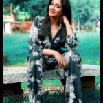 Vimala Raman Instagram - Green Genie 🧝🏽‍♀️💚 At the #grandma movie trailer launch A special thank you to my favourite ❤️ @rrajeshananda for organisation and #photographer @sureshsuguphotography ❤️ #outfit @sheikeandco . . #latest #new #trailerlaunch #grandmamovie #tamil #shoot #photography #outdoors #garden #jumpsuits #green #sheike #sheikejumpsuit #sheikestyle #actor #actress #vimalaraman #lifeisgood