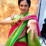 Vimala Raman Instagram - When they just play a song and say Dance! So I dance #justforfun 🤣💃🏼🤷🏻‍♀️ #onthespot #candid #shoot #fun #justgoforit #devdas #havefun #dolaredola #dance #dancelove #reels #reel #instareels #trending #trendingreels #actor #vimalaraman