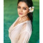 Vimala Raman Instagram - 🌸 Mermaid Feels 🧜🏼‍♀️ Created by my bunch of cuties 😘❤️🙏🏻 #photographer @maheshwarun.photography #styling and #mua @makeupibrahim #hairstylist @vijayaraghavan_hairstylist3133 #accessories @daisybridalofficial #assistance @yasinhairstylist #techsupport @dante_boy_hashtagging . . . #shoot #photography #night #latest #new #photoshoot #white #instagood #latestpicture #swimmingpool #summers #frangipani #actor #vimalaraman