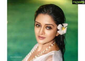 Vimala Raman Instagram - 🌸 Mermaid Feels 🧜🏼‍♀️ Created by my bunch of cuties 😘❤️🙏🏻 #photographer @maheshwarun.photography #styling and #mua @makeupibrahim #hairstylist @vijayaraghavan_hairstylist3133 #accessories @daisybridalofficial #assistance @yasinhairstylist #techsupport @dante_boy_hashtagging . . . #shoot #photography #night #latest #new #photoshoot #white #instagood #latestpicture #swimmingpool #summers #frangipani #actor #vimalaraman