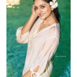 Vimala Raman Instagram - 🌸 Flower Power 🧜🏼‍♀️ Thanking my cutieees for this 😘❤️ #photographer @maheshwarun.photography #styling and #mua @makeupibrahim #hairstylist @vijayaraghavan_hairstylist3133 #accessories @daisybridalofficial #assistance @yasinhairstylist #techsupport @dante_boy_hashtagging . . . #shoot #photography #night #latest #new #photoshoot #white #swimmingpool #summers #frangipani #actor #vimalaraman