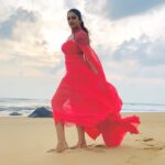 Vimala Raman Instagram - Sea side Slay the Sway💃🏼🌊 Wait for the end 😄 #bts #reels #reel #reels #ontherocks #fashionstyle #reelsinstagram #beachshoot #shoot #seaside #slay #reelitfeelit #actor #vimalaraman #lifeisgood