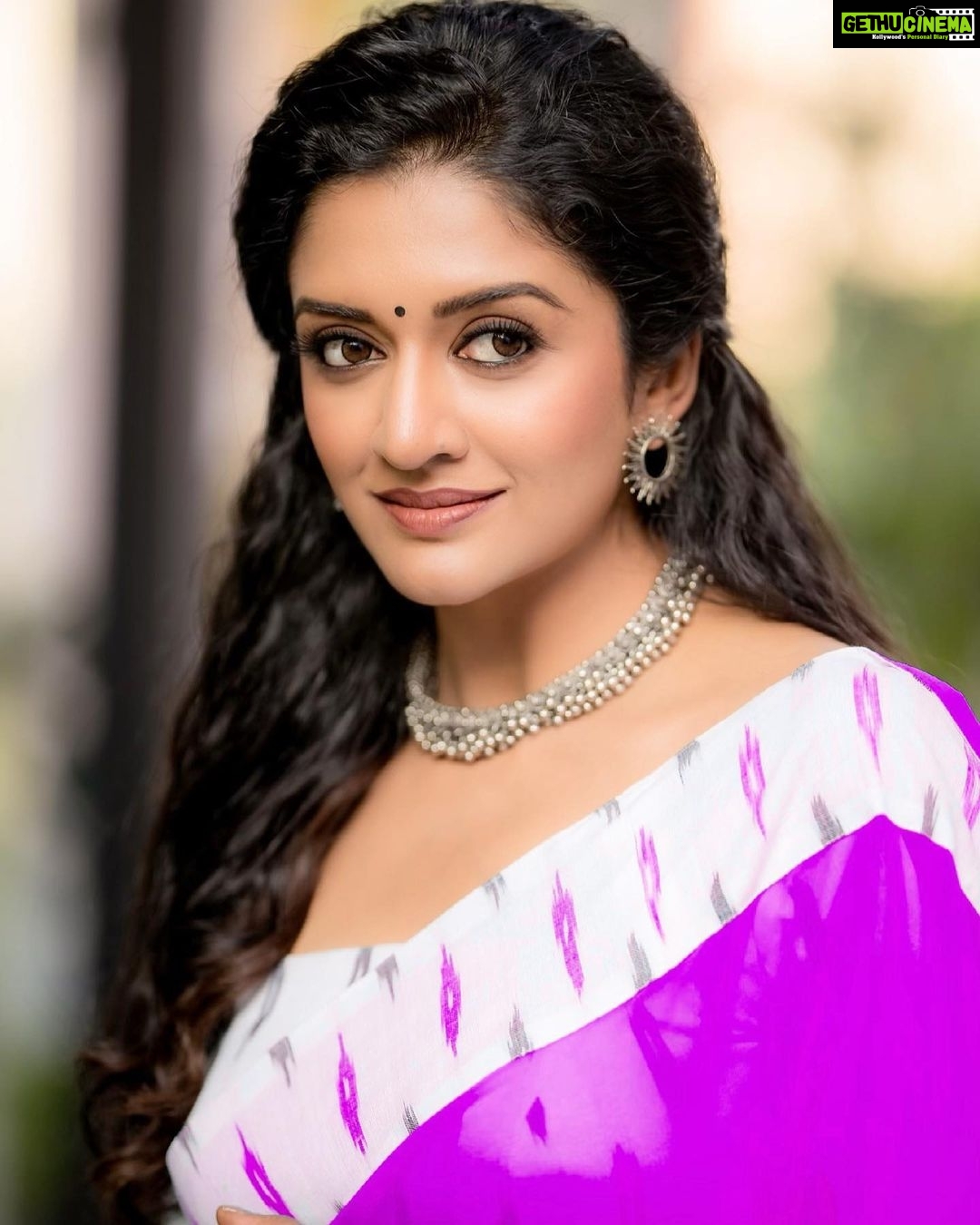 Vimala Raman Instagram - Iniya Tamizh Puthandu Vazhthukal and #happyvishu to everyone love you all 🙏🏻💜😘🎋 May this year bring all the peace happiness and prosperity to us all 💜 life is beautiful 💜 . . #tamilnewyear #vishu #unity #indianfestival #newyear #wish #trending #prosperity #love #instadaily #actor #vimalaraman