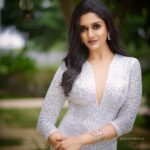 Vimala Raman Instagram - Twinkle & Sparkle ✨ Shot by my sweetest team of talent ❤️😘🙏🏻 #photographer @maheshwarun.photography #styling @daisybridalofficial #makeupartist @makeupibrahim #hairstylist @vijayaraghavan_hairstylist3133 #assistance @yasinhairstylist #techsupport @dante_boy_hashtagging . . . #photoshoot #shoot #latest #new #newpost #insta #photography #outdoors #silver #sparkle #gowns #fashion #style #love #makeup #actor #actress #vimalaraman #lifeisgood