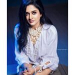 Vimala Raman Instagram - ‘A woman needs ropes and ropes of pearls’ - #cocochanel 🤍🧿🧜🏼‍♀️ Another created by my super talented team ❤️❤️🙏🏻😍 #photographer @maheshwarun.photography #styling and #makeup #mua @makeupibrahim #hairstylist @vijayaraghavan_hairstylist3133 #accessories @daisybridalofficial #assistance @yasinhairstylist #support @thoorigaikabilan #techsupport @dante_boy_hashtagging . . . #latest #new #shoot #photoshoot #photography #makeupartist #night #white #pearl #water #poolside #outdoors #fashion #style #instagood #love #actor #actress #vimalaraman #lifeisgood