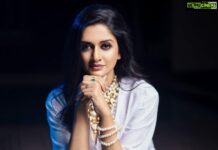 Vimala Raman Instagram - The darkest nights produce the brightest stars 🌚✨💫 Another created by my super talented team ❤️❤️🙏🏻😍 #photographer @maheshwarun.photography #styling and #makeup @makeupibrahim #hairstylist @vijayaraghavan_hairstylist3133 #accessories @daisybridalofficial #assistance @yasinhairstylist #support @thoorigaikabilan #techsupport @dante_boy_hashtagging . . . #latest #new #shoot #photoshoot #photography #makeupartist #night #white #pearl #water #poolside #fashion #style #instagood #love #actor #actress #vimalaraman #lifeisgood
