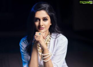 Vimala Raman Instagram - The darkest nights produce the brightest stars 🌚✨💫 Another created by my super talented team ❤️❤️🙏🏻😍 #photographer @maheshwarun.photography #styling and #makeup @makeupibrahim #hairstylist @vijayaraghavan_hairstylist3133 #accessories @daisybridalofficial #assistance @yasinhairstylist #support @thoorigaikabilan #techsupport @dante_boy_hashtagging . . . #latest #new #shoot #photoshoot #photography #makeupartist #night #white #pearl #water #poolside #fashion #style #instagood #love #actor #actress #vimalaraman #lifeisgood