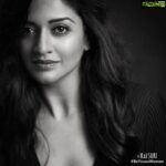 Vimala Raman Instagram - Be authentic Be You 🖤 another from #beyouaswoman series by #beyoubyrajsuri 😎 #photographer @rajsuri 😘🤎 . . . #photography #shoot #beyou #beproud #beyoubyrajsuri #simple #blackandwhite #bw #fashion #diversity #culture #multicultural #australian #indian #love #tuesday #actor #actress #vimalaraman #lifeisgood