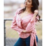 Vimala Raman Instagram - 🌸 You always need a bit of Pink 🌸 📸 @armankhanachakzai1 . . . #photographer #photography #shoot #casual #jeans #pink #prettyinpink #outdoors #fashion #style #latest #picoftheday #monday #actor #actress #vimalaraman #lifeisgood