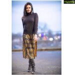 Vimala Raman Instagram - Dusk in Winter 🌬 #photographer @armankhanachakzai1 ❤️ . . #winter #sunset #dusk #cozy #outdoor #photography #simple #look #winterstyle #style #fashion #leather #boots #casual #latest #actor #actress #vimalaraman #lifeisbeautiful
