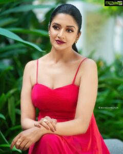 Vimala Raman Instagram - Splash of Red ❤️🐞
By my cuties 😍❤️ #photographer @maheshwarun.photography 
#styling @studio149 
#makeupartist @makeupibrahim 
#hairstylist @vijayaraghavan_hairstylist3133 
#assitance @yasinhairstylist 
#support @thoorigaikabilan 
#techsupport @dante_boy_hashtagging 
.
.
.
#latest #shoot #photoshoot #red #outdoors #fashion #love #sonyalpha #ladyinred #makeup #mua #beauty #dress #photography #actor #actorslife #vimalaraman #lifeisbeautiful