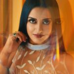 Vimala Raman Instagram – Being Blurry has its own Beauty 🌈🦚
Brilliance by the best, Luv u guys ❤️
#photographer @maheshwarun.photography 
#styling @studio149 
#mua @makeupibrahim 
#hairstylist @vijayaraghavan_hairstylist3133 
#assistant @yasinhairstylist 
#support @thoorigaikabilan 
#assistance @dante_boy_hashtagging 
.
.
#new #latest #shoot #photoshoot #photography #indoor #love #instagood #picoftheday #silver #metal #dress #fashion #makeup #hairstyle #beauty #blur #actor #vimalaraman #lifeisbeautiful