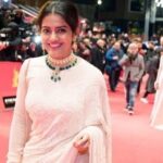 Vishakha Singh Instagram - Throwback to a fantastic #valentinesday at the #RedCarpet of the @berlinale .. It was 1 degree celcius but the josh was high :) . . . #memories #nostalgia #berlinale2021 #berlinale #berlinefilmfestival #saree #indian #cinema #filmfestival #Worldcinema #Art Pic : @vaishalisingh1009 Berlin, Germany