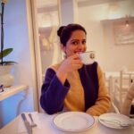 Vishakha Singh Instagram - An evening spent enjoying fine Parisian high tea at @mariagefreresofficial Delightfully calm and quaint in the midst of the festive mood in @coventgardenldn 🎄🫖 🍊 🍓 ☕️ 🇫🇷 🇬🇧 🇮🇳 🧈 🧁 🎉 P.s- following all safety measures 🙌 Covent Garden,London